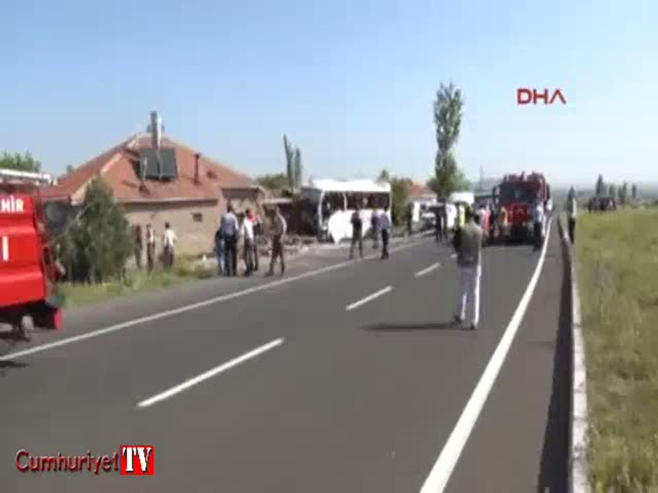 Midibüs kaza yaptı: 1 öğretmen öldü, 15 öğrenci yaralı