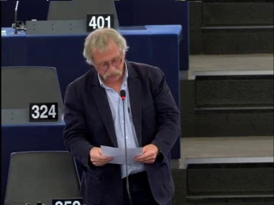 José Bové: "On ne doit pas soutenir l'industrie du tabac qui est une véritable mafia!"