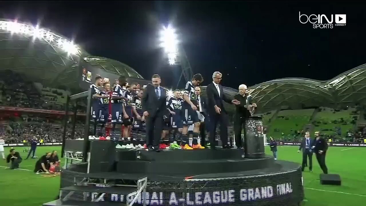 سقوط محرج لرئيس الاتحاد الأسترالي فرانك لوي عد وقوعه على المنصة ليسلّم الكأس!