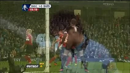 David Silva tự đá bóng vào mặt =)) - YouTube