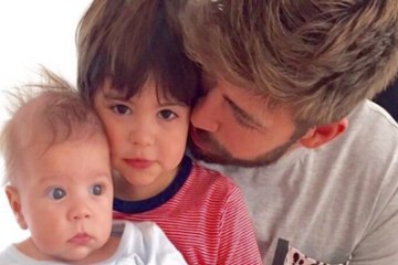 Piqué posa con 'sus dos mitos' Milan y Sasha