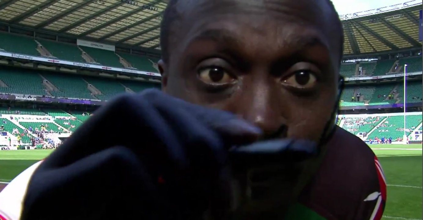 Collins Injera ruine la caméra en signant dessus pour fêter son 200ème essai
