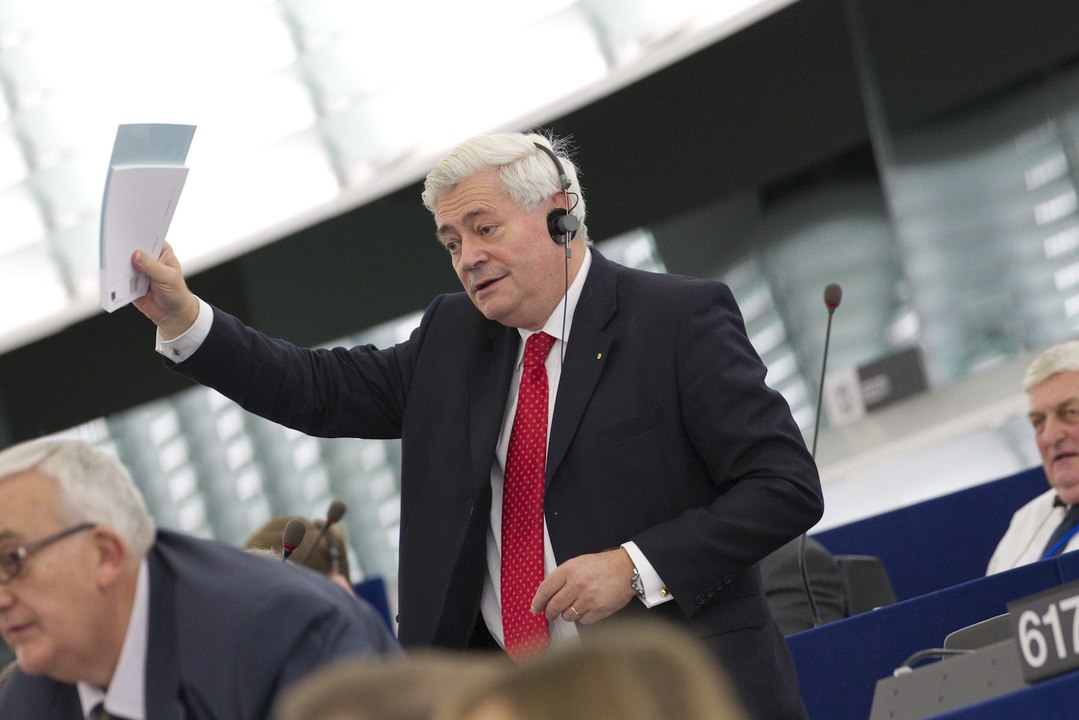 Bruno Gollnisch : «Les micros espions, je les crochète avec mon parapluie et je les casse»
