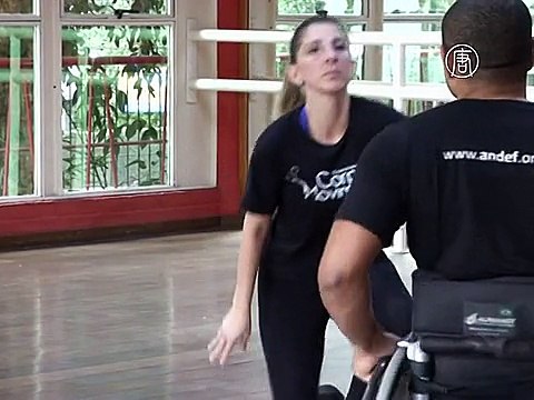 Люди в инвалидных колясках танцуют вальс и брейк-данс