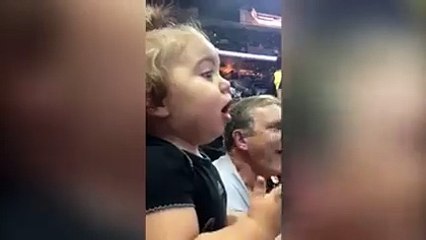 شاهد ردة فعل الطفلة حين شاهدت مباراة كرة السلة للمرة الأولى مباشرةً من الملعب