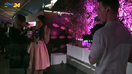 Miranda Kerr au micro de Star 24 pour la soirée Magnum - Festival de Cannes 2015