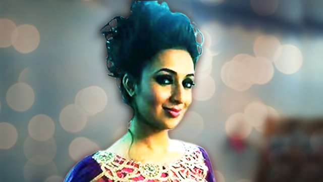 Divyanka LOSES Expensive Jewellery | Star Parivaar Awards 2015 | Star Plus