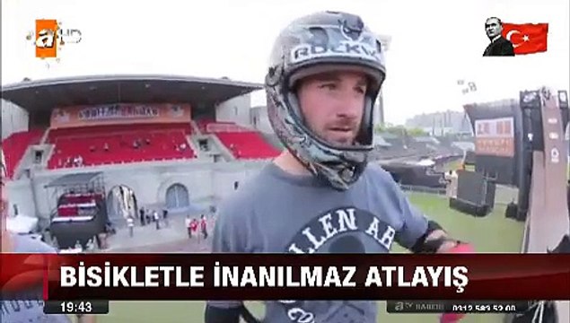 Bisiklet ile inanılmaz atlayış havada parende atarken bisiklet değiştirdi