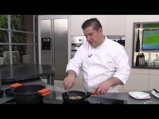 Porro confitat amb "migas" cruixents i suc de ceba rostida