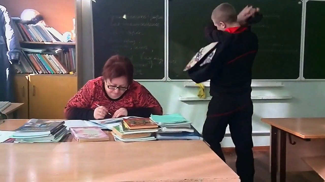 Il fait des grimaces dans le dos de sa maîtresse