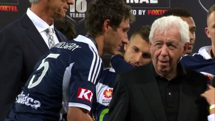Frank Lowy chute pendant la remise du trophée
