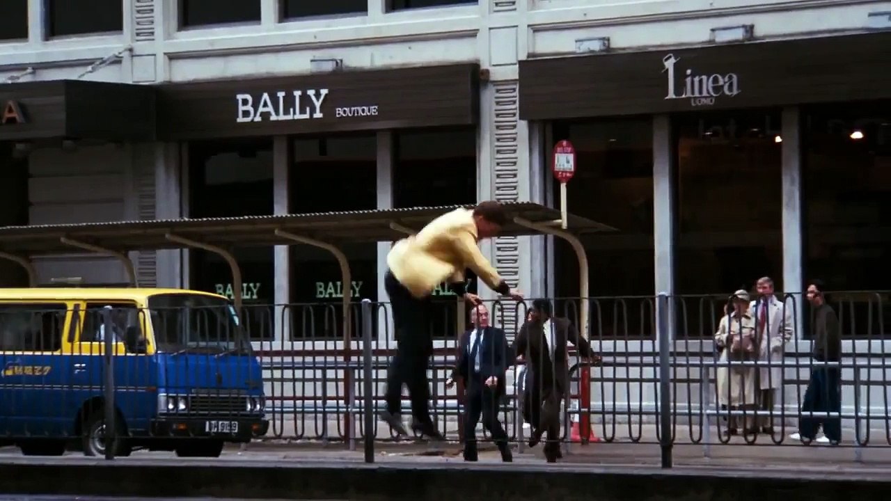 Jean-Claude Van Damme dans une pub Mentos sur des images de Bloodsport