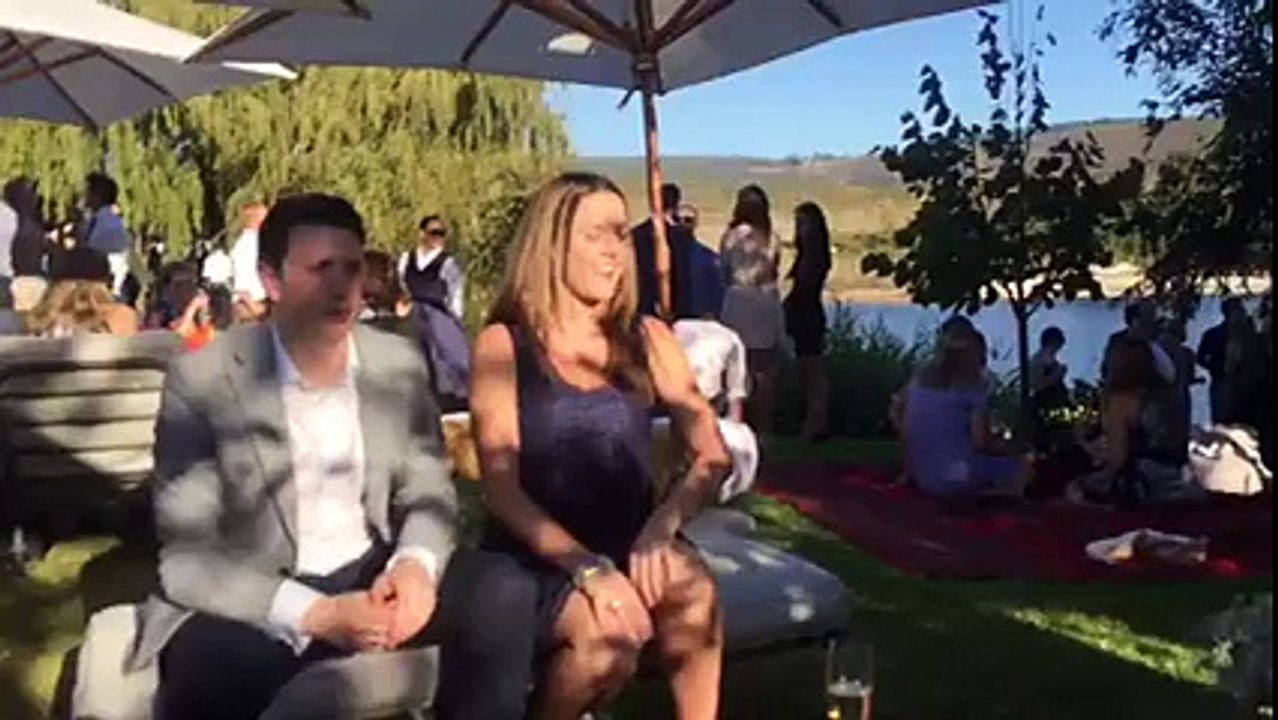 Quand ta copine essaie d'attraper le bouquet de la mariée