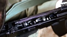 L’intérieur dun AK-47 en slow motion