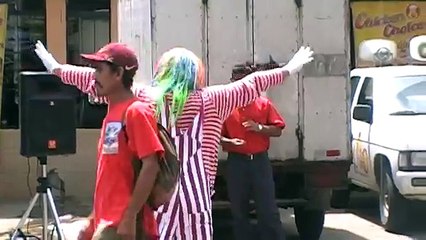 EL PAYASO DE CARA SUCIA, Y EL POLLO CHICKEN CHOICE