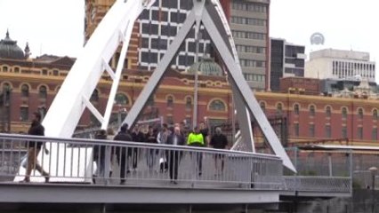 Sevgi Köprüsü "Aşk Kilitleri"Ni Taşıyamadı