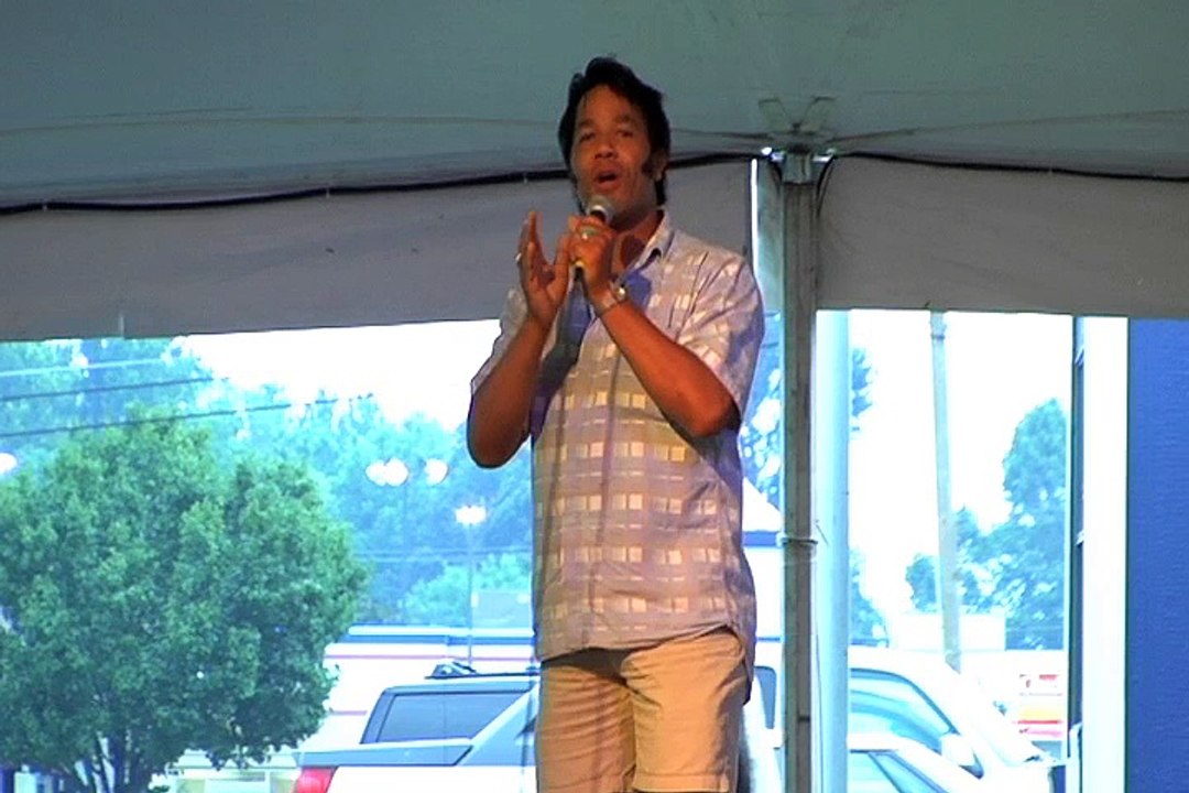 Robert Washington chats with the tent crowd at Elvis Week 2008