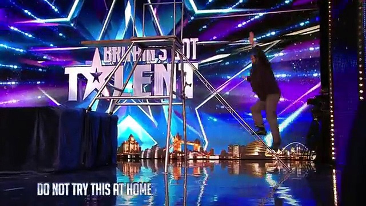 Le public et le jury sont MDR par le show hilarant de ce père de famille sur son trampoline ! A VOIR !