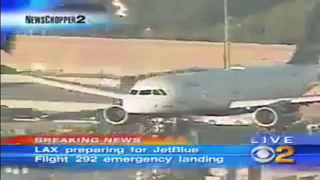 Uçaın ön tekerleri açılıyor ama sorunlu açılıyor bakın uçak nasıl alev alıyor