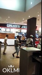 Une bagarre générale éclate dans un fast-food, l'homme affamé est dangereux !