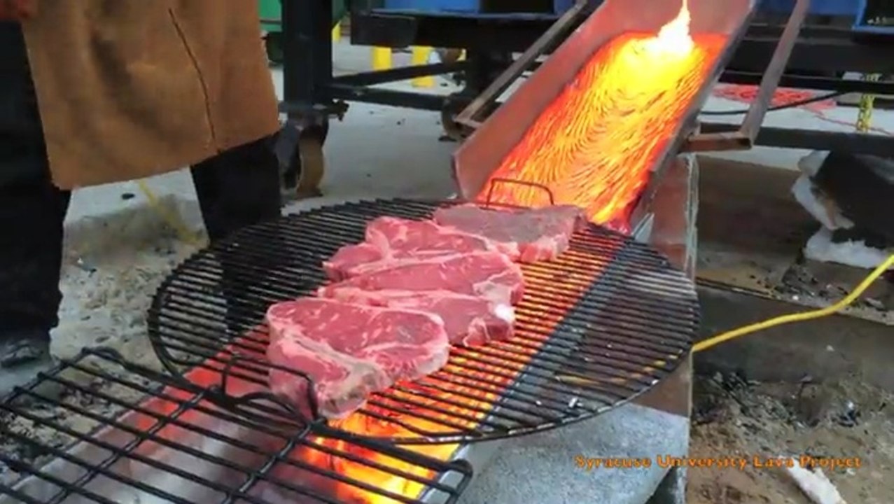 Faire griller des steaks avec de la lave
