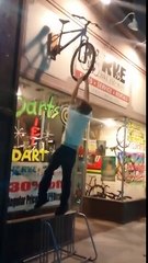 ملا مسطك حب يسرق العجلة ياخي شوية لا قسم ظهرو هه هه