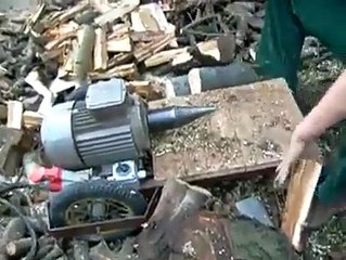 Ce mec a Fabriqué une Machine de Malade pour Couper son Bois