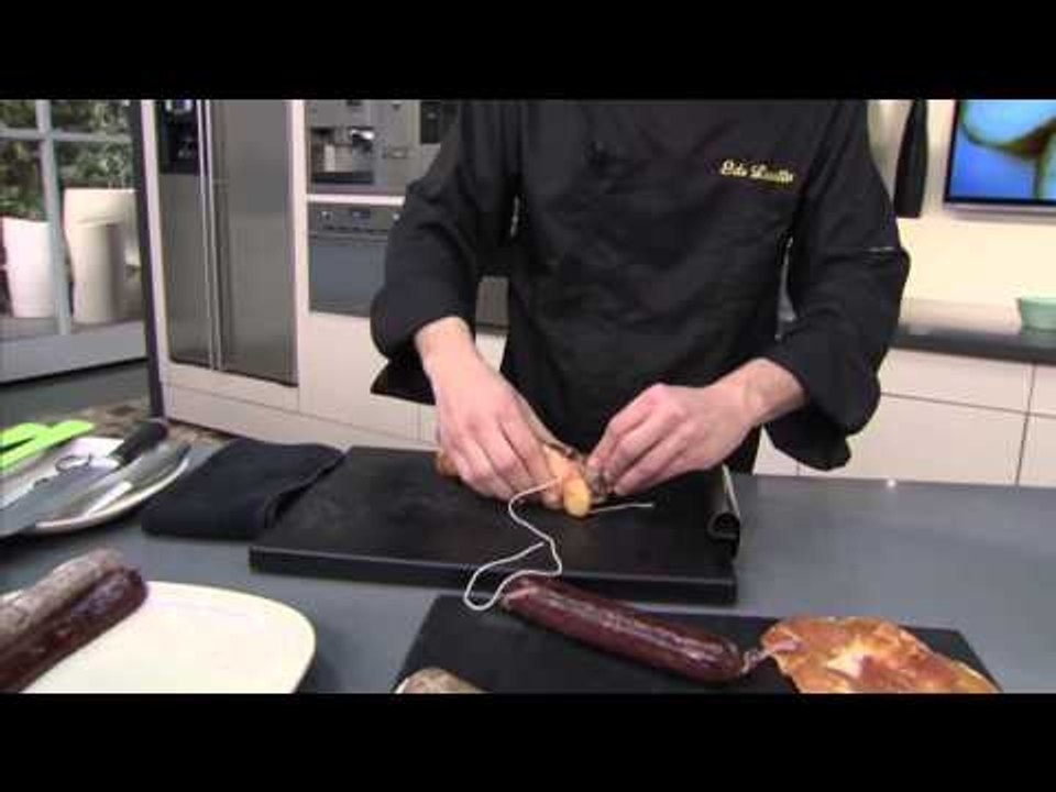 Pollastre farcit de botifarres amb salsa de cervesa