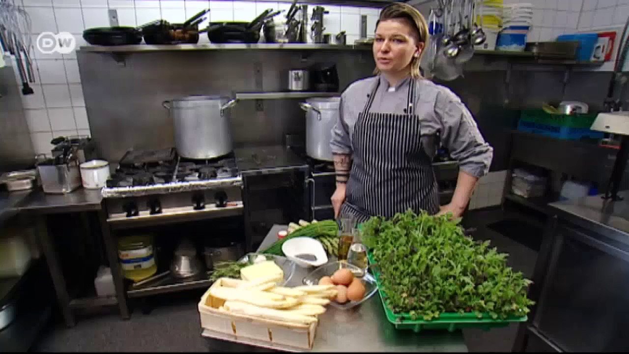 à la carte: Pochiertes Ei mit Mohnbutter und Spargel | Euromaxx