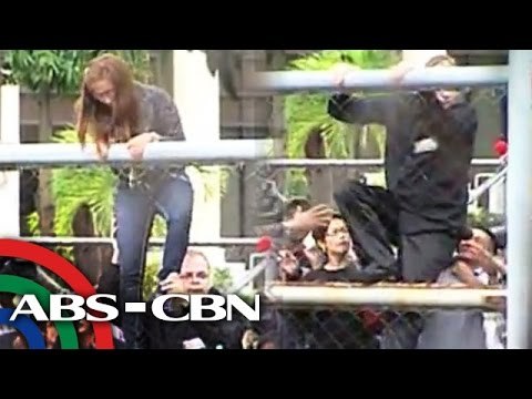 Bakod ng kampo, inakyat ng mga naulila ni Jennifer