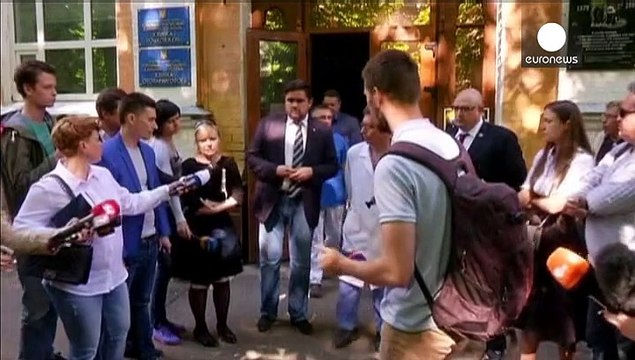 Kiev exhibe les deux soldats russes présumés capturés dans l'Est ukrainien