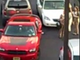 Kobieta wyjeżdżająca z parkingu