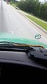 Un serpent se balade sur un camion qui roule