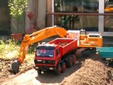 BIG RC EXCAVATOR LOAD A HEAVY 8X8 MB TIPPER, BIG RC CONSTRUCTION SITE, www.modellkran.de