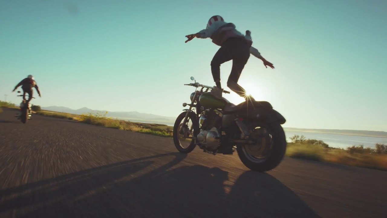 Ils surfent debout sur leurs motos à plus de 60km/h !