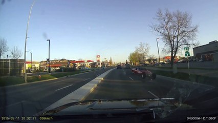 Une voiture perd ses roues arrières en accélérant... Chauffeur débile!