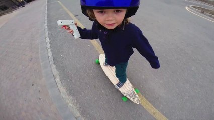 Une fillette fait du skate electrique mieux qu'un adulte!