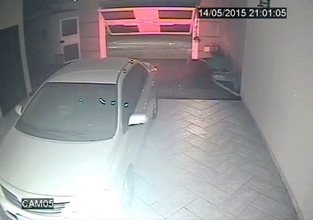 Man attacked by thieves, ready to defend himself!