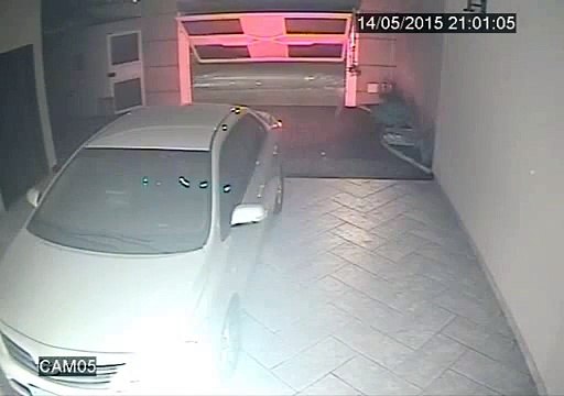 Man attacked by thieves, ready to defend himself!