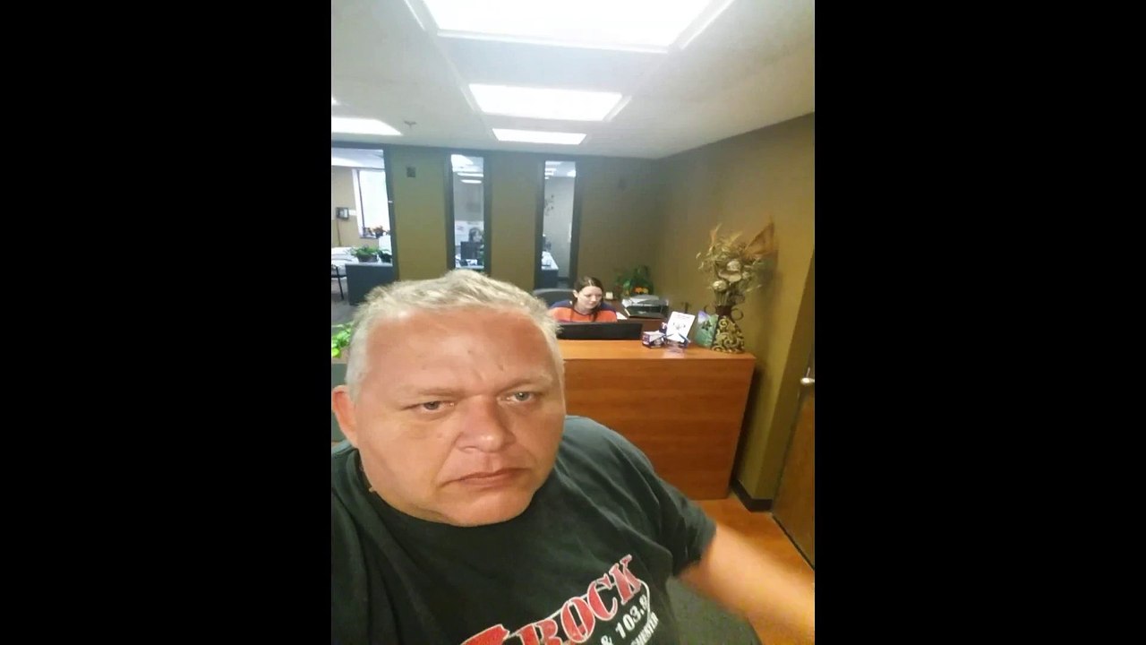 Parodie du gars qui lance des objets de dos...