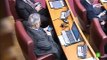 Vergüenza:Diputado del PP se corta las uñas en plena sesión de Las Cortes