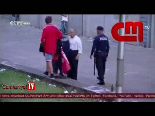 Çocuğuyla maç izlemeye gelen babaya polisten feci dayak
