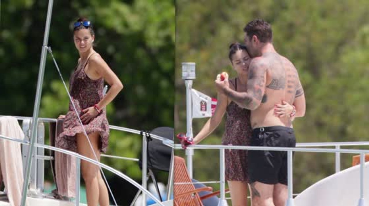 Adriana Lima entspannt sich mit ihrem Freund auf einem Boot in Miami