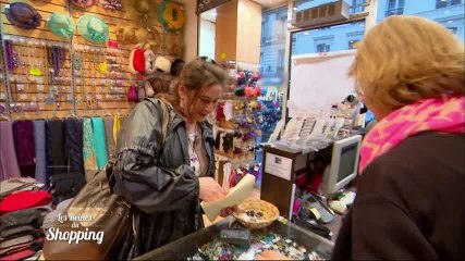 Nathalie réclame un cadeau à une vendeuse !