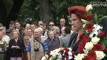 Ziedu nolikšanas ceremonija pie Brīvības pieminekļa