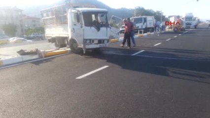 Tır Kavşakta Kamyonete Çarptı: 2 Yaralı