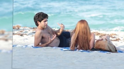 Adrian Grenier se repose à Miami Beach avec de mystérieuses inconnues