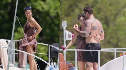 Adriana Lima se relaxe avec son petit-ami sur un bateau à Miami