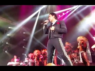 Alejandro Fernandez canta Es la mujer en Argentina 15-03-14