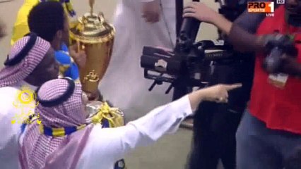 لقطه الجبرين لما نادى عليه كحيلان يرفع الكاس - لقطه طلب